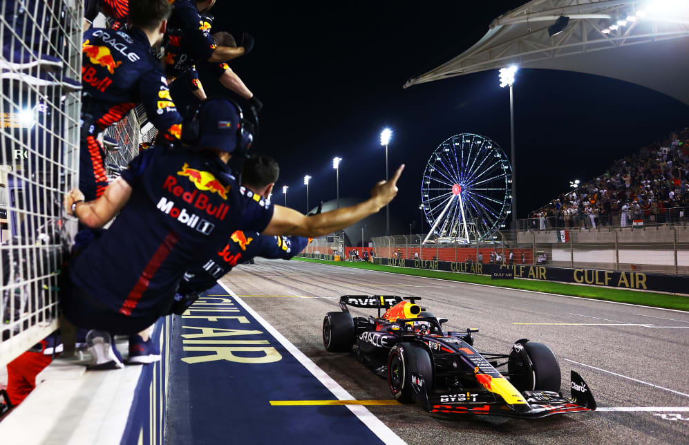 BAHREIN, BAHREIN - 5 DE MARZO: El ganador de la carrera Max Verstappen de los Países Bajos conduce el (1) Oracle