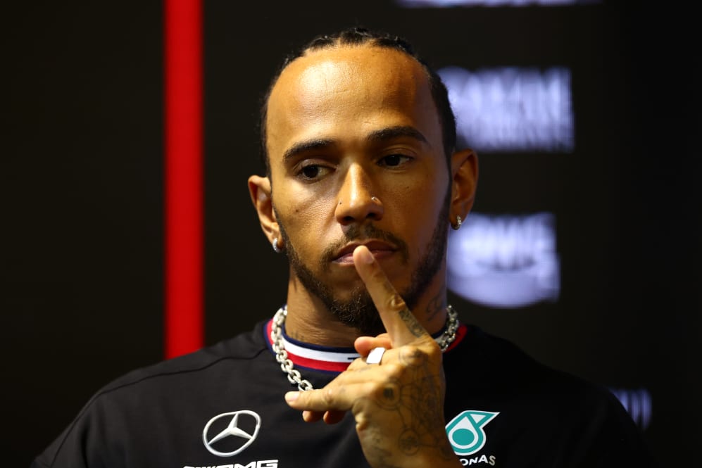 JEDDAH, ARABIA SAUDITA - 16 DE MARZO: Lewis Hamilton de Gran Bretaña y Mercedes asisten a la conferencia de prensa