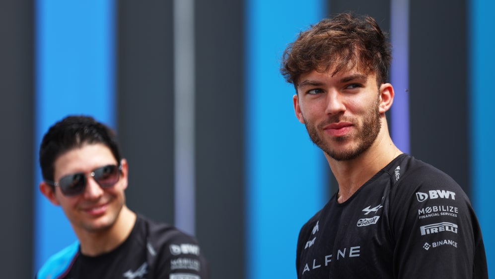 JEDDAH, ARABIA SAUDITA - 18 DE MARZO: Pierre Gasly de Francia y Alpine F1 y Esteban Ocon de Francia