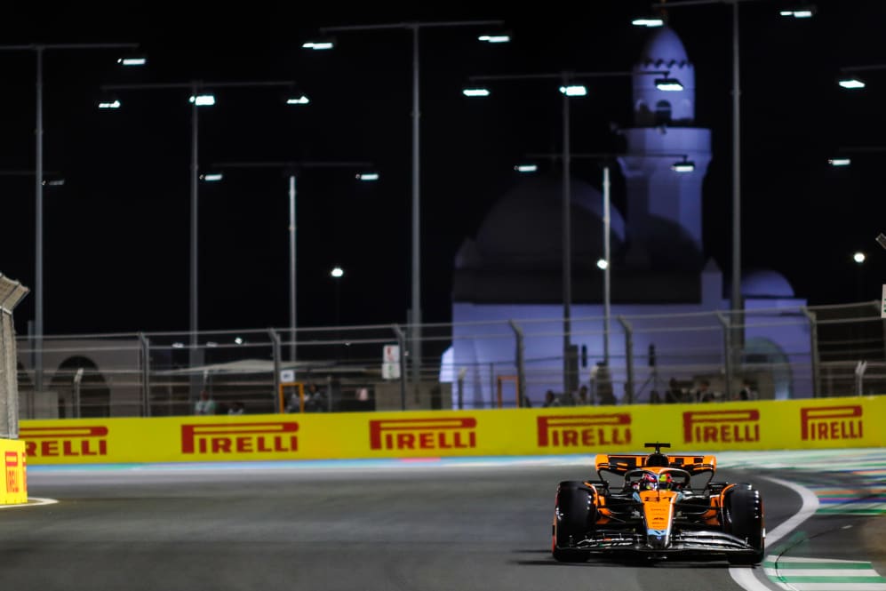 Oscar Piastri de McLaren y Australia durante la calificación antes de