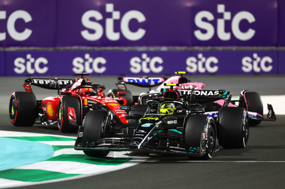 JEDDAH, ARABIA SAUDITA - 19 DE MARZO: Lewis Hamilton de Gran Bretaña conduciendo el (44) Mercedes AMG