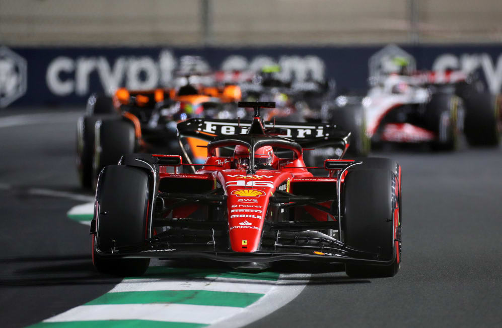 JEDDAH, ARABIA SAUDITA - 19 DE MARZO: Charles Leclerc de Mónaco conduciendo el (16) Ferrari SF-23 en la pista