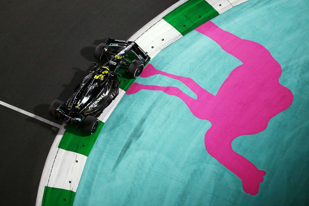 JEDDAH, ARABIA SAUDITA - 19 DE MARZO: Lewis Hamilton de Gran Bretaña conduciendo el (44) Mercedes AMG
