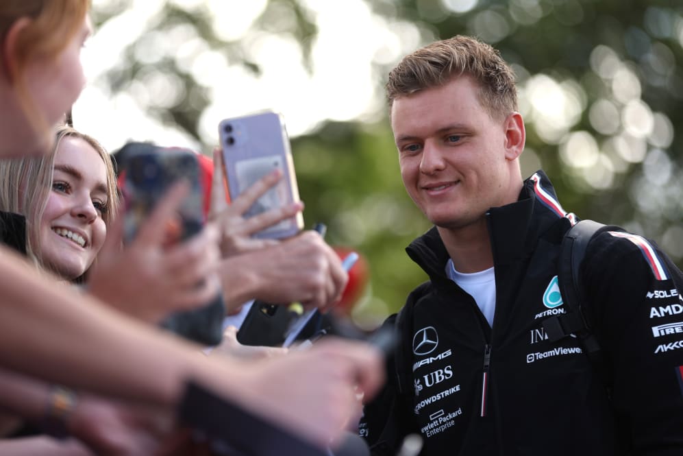 MELBOURNE, AUSTRALIA - 30 DE MARZO: El piloto de reserva de Mercedes, Mick Schumacher, de Alemania, saluda a los fanáticos