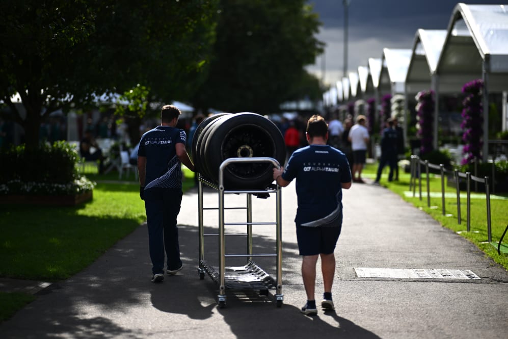 MELBOURNE, AUSTRALIA - 30 DE MARZO: Los neumáticos de rueda del equipo Scuderia AlphaTauri a través del paddock