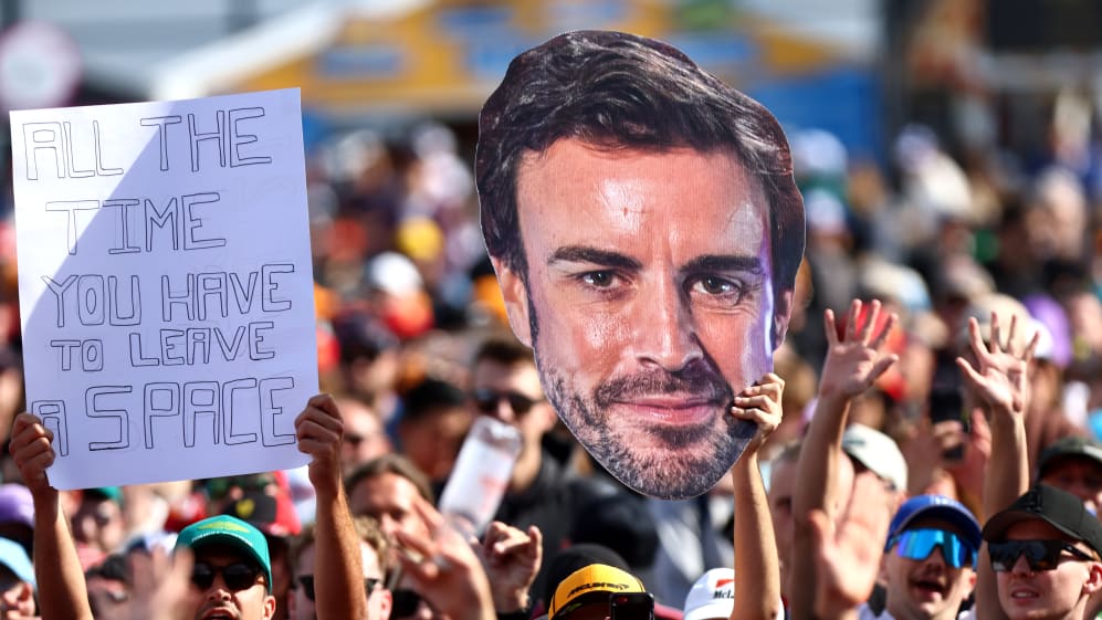 MELBOURNE, AUSTRALIA - 31 DE MARZO: Fernando Alonso de España y los fanáticos del equipo Aston Martin F1 muestran su