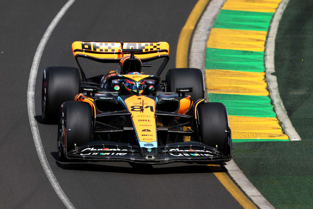 MELBOURNE, AUSTRALIA - 31 DE MARZO: Oscar Piastri de Australia conduciendo el (81) McLaren MCL60 Mercedes