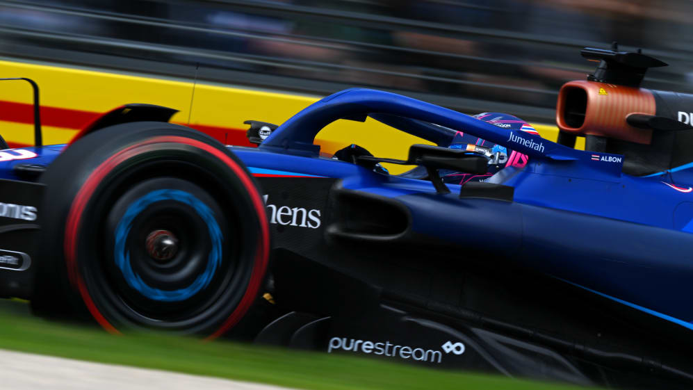 MELBOURNE, AUSTRALIA - 1 DE ABRIL: Alexander Albon de Tailandia que conduce el (23) Williams FW45