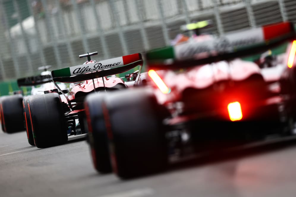 JEDDAH, ARABIA SAUDITA - 18 DE MARZO: Zhou Guanyu de China conduciendo el (24) Alfa Romeo F1 C43 Ferrari en