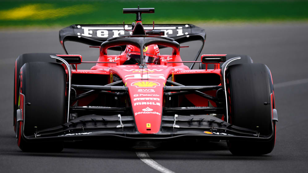 MELBOURNE, AUSTRALIA - 1 DE ABRIL: Charles Leclerc de Mónaco conduciendo el (16) Ferrari SF-23 en la pista