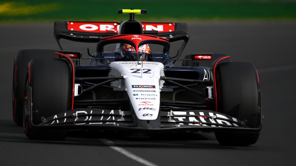 MELBOURNE, AUSTRALIA - 1 DE ABRIL: Yuki Tsunoda de Japón conduciendo el (22) Scuderia AlphaTauri AT04 en