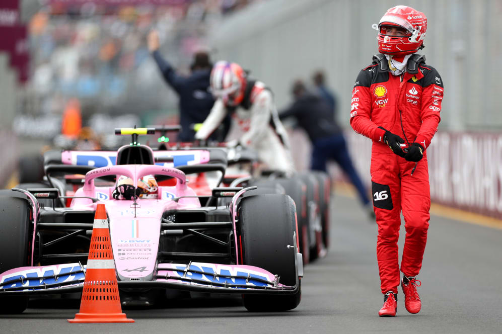 MELBOURNE, AUSTRALIA - 1 DE ABRIL: Charles Leclerc de Mónaco y Ferrari, clasificado en el 7º lugar, camina
