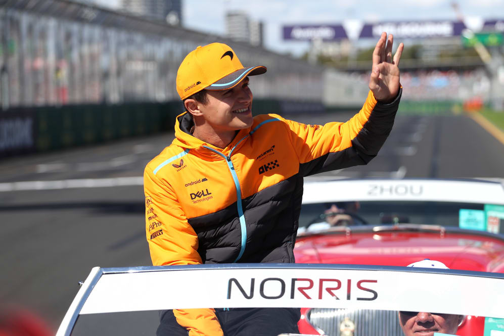 MELBOURNE, AUSTRALIA - 2 DE ABRIL: Lando Norris de Gran Bretaña y McLaren saludan a la multitud en