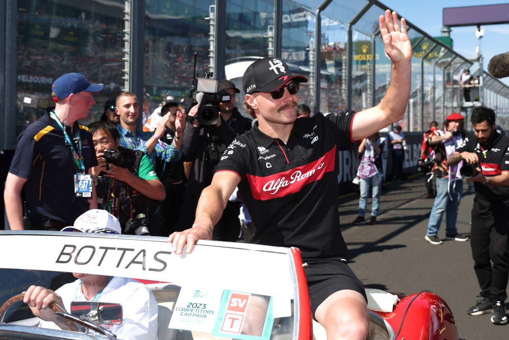 MELBOURNE, AUSTRALIA - 2 DE ABRIL: Valtteri Bottas de Finlandia y Alfa Romeo F1 saludan a la multitud en