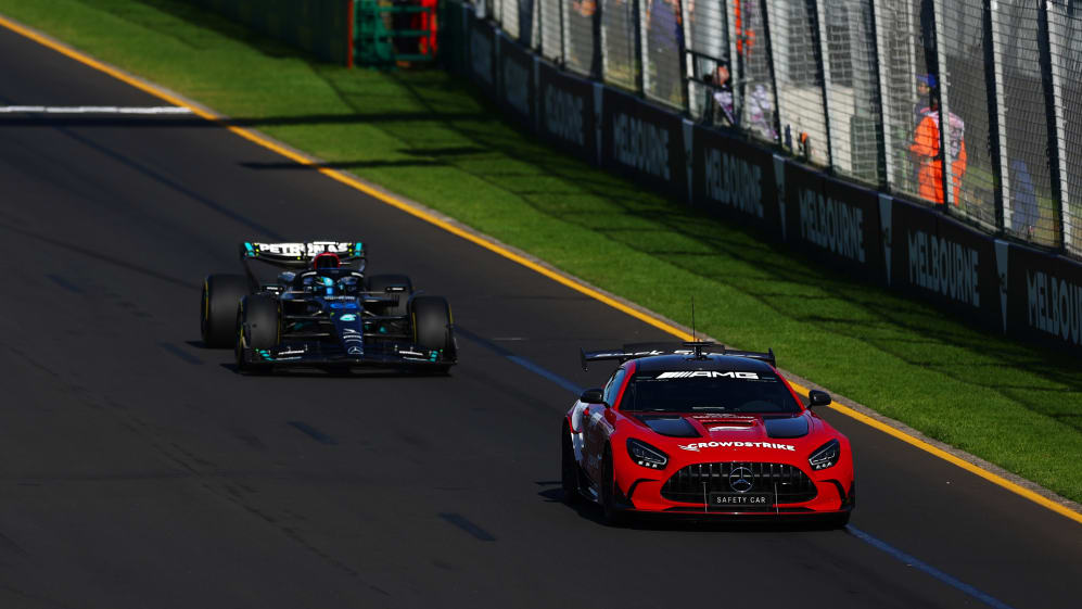 MELBOURNE, AUSTRALIA - 2 DE ABRIL: El coche de seguridad de la FIA lleva a George Russell de la conducción de Gran Bretaña