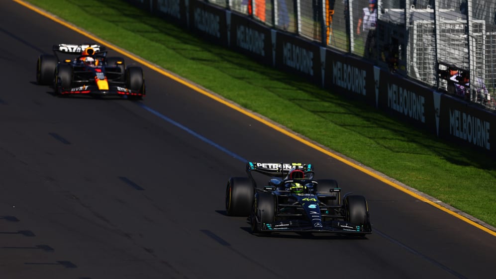 MELBOURNE, AUSTRALIA - 2 DE ABRIL: Lewis Hamilton de Gran Bretaña que conduce el (44) Mercedes AMG