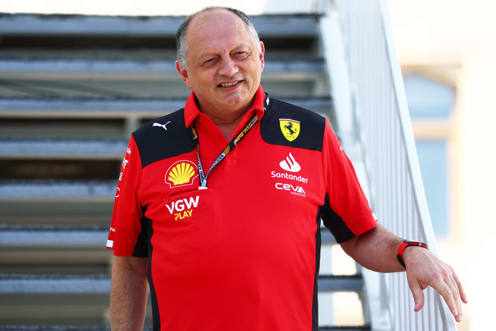 BAKU, AZERBAIYÁN - 27 DE ABRIL: El director del equipo Ferrari, Frederic Vasseur, camina por el paddock durante