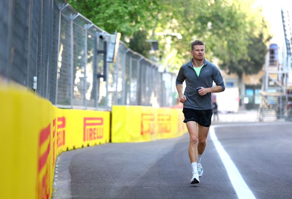 BAKU, AZERBAIYÁN - 27 DE ABRIL: Nico Hulkenberg de Alemania y Haas F1 corren la pista antes de la F1