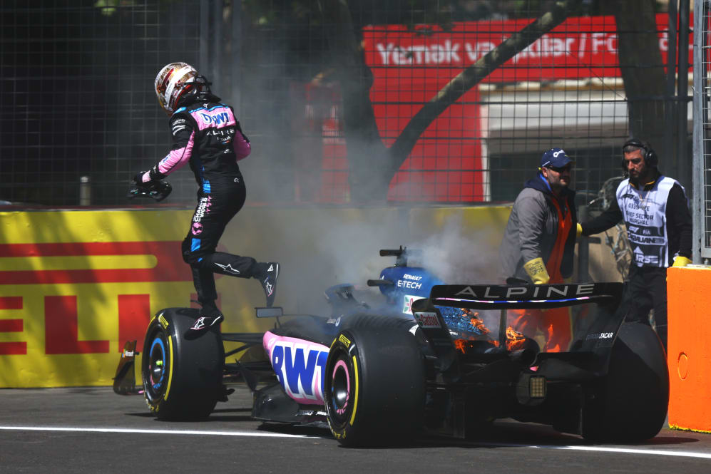 BAKU, AZERBAIJAN - 28 DE ABRIL: Pierre Gasly de Francia y Alpine F1 deja su auto después de que lo atraparon