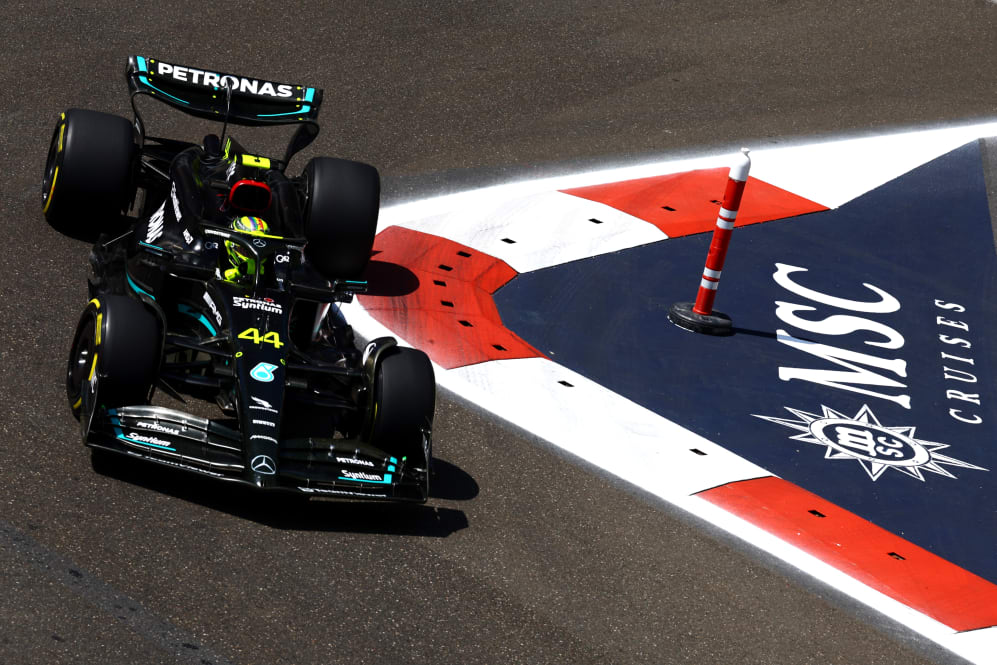 BAKU, AZERBAIYÁN - 28 DE ABRIL: Lewis Hamilton de Gran Bretaña conduciendo el (44) Mercedes AMG Petronas