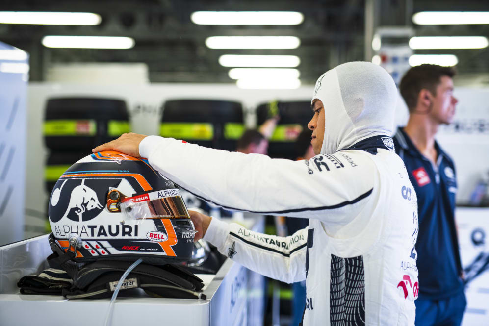 BAKU, AZERBAIYÁN - 28 DE ABRIL: Nyck de Vries de Holanda y Scuderia AlphaTauri preparándose para conducir