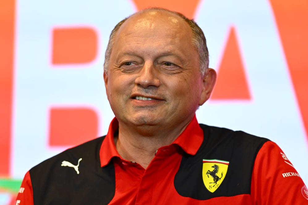 BAKU, AZERBAIYÁN - 28 DE ABRIL: El director del equipo Ferrari, Frederic Vasseur, asiste a los directores del equipo