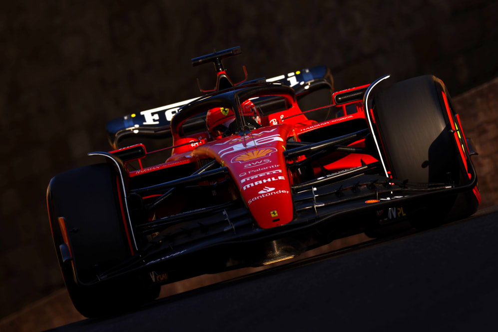 Bakü, Azerbaycan - 28 Nisan: Monaco'dan Charles Leclerc (16) Ferrari SF-23'ü pistte sürüyor
