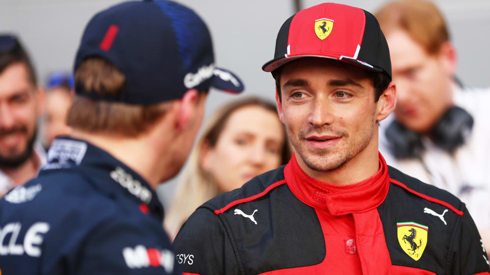 BAKU, AZERBAIYÁN - 28 DE ABRIL: Charles Leclerc, calificador de pole position, de Mónaco y Ferrari habla