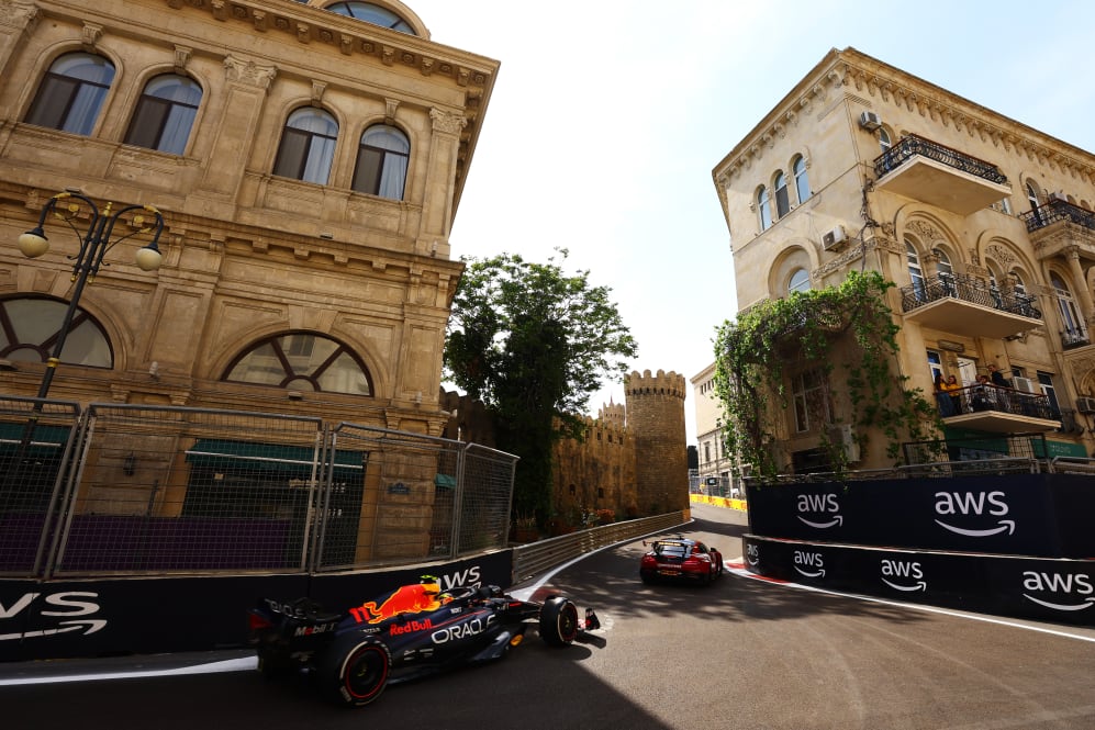 BAKU, AZERBAIJAN - 30 DE ABRIL: El Safety Car de la FIA lidera a Sergio Pérez de México conduciendo el (11)