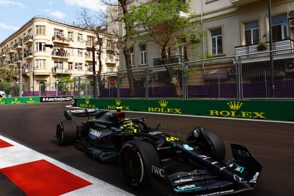 BAKU, AZERBAIYÁN - 30 DE ABRIL: Lewis Hamilton de Gran Bretaña conduciendo el (44) Mercedes AMG Petronas