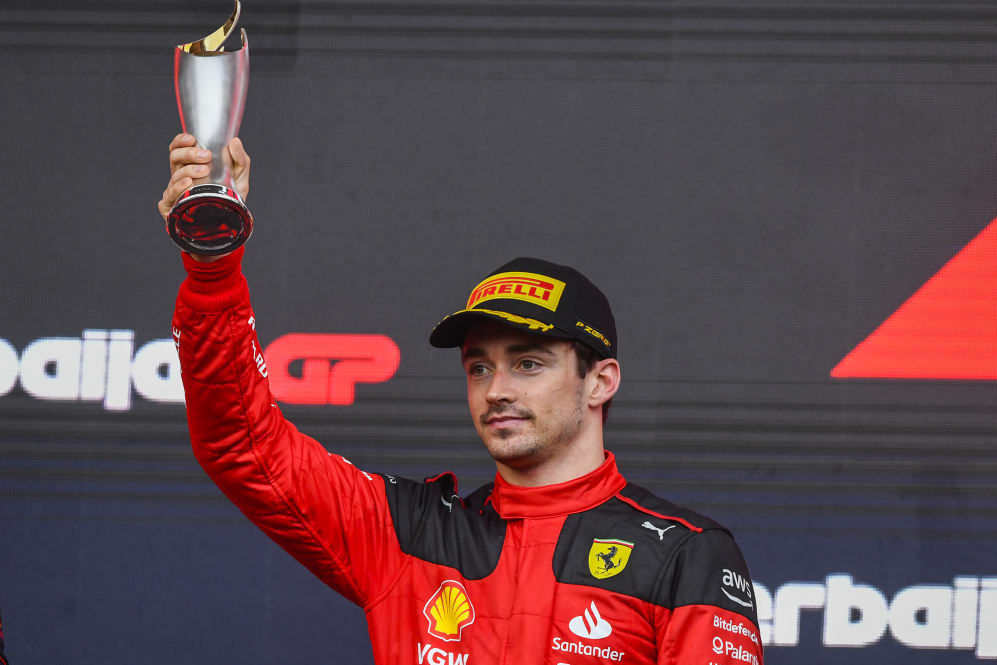 BAKU, AZERBAIJAN - 30 DE ABRIL: El tercer clasificado Charles Leclerc de Mónaco y Ferrari celebra en el
