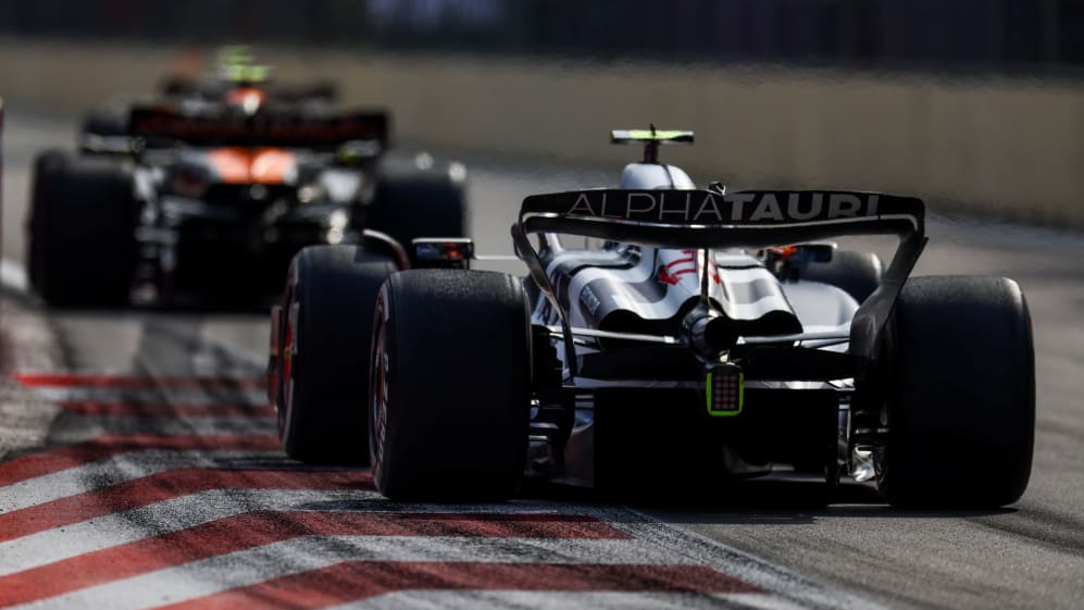 BAKU, AZERBAIYÁN - 30 DE ABRIL: Yuki Tsunoda de Japón conduciendo la (22) Scuderia AlphaTauri AT04 en