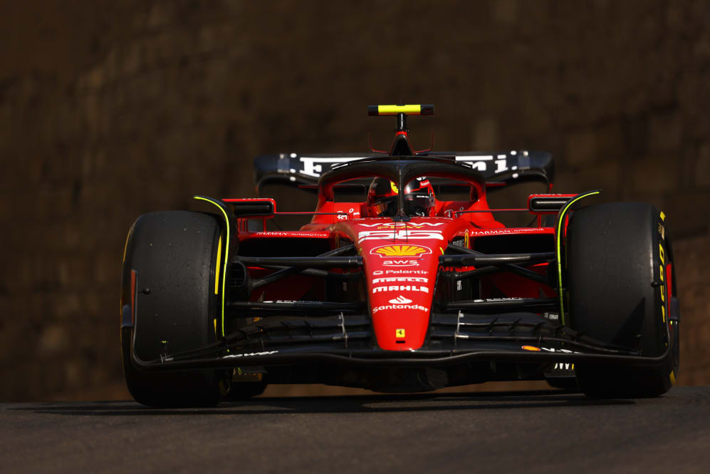 BAKU, AZERBAIYÁN - 30 DE ABRIL: Carlos Sainz de España conduciendo (55) el Ferrari SF-23 en la pista durante