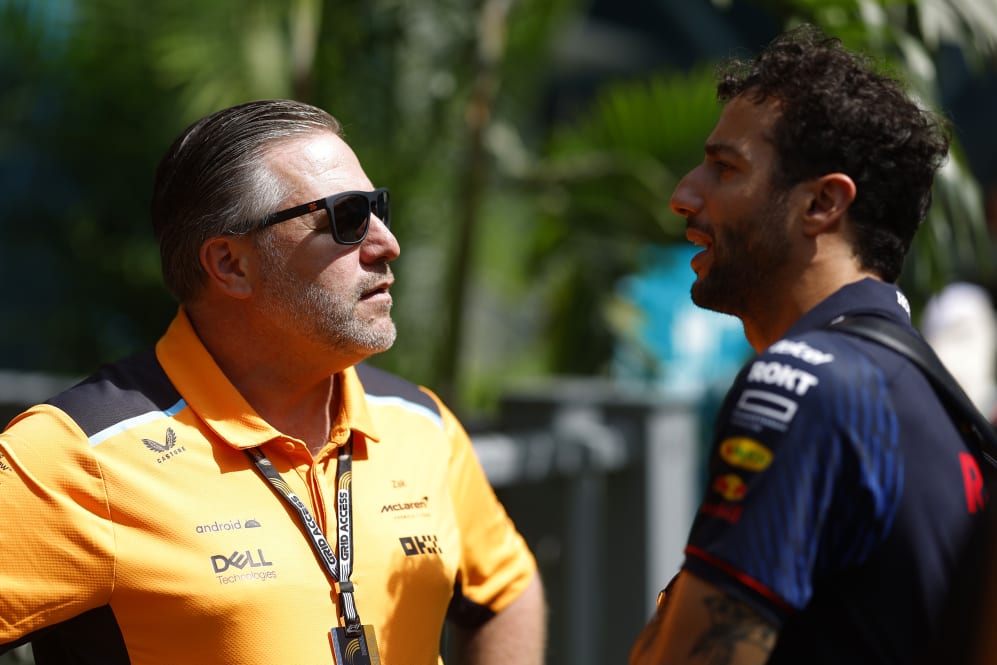 MIAMI, FLORIDA - 05 DE MAYO: El director ejecutivo de McLaren, Zak Brown, y Daniel Ricciardo de