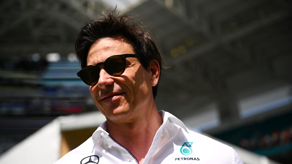 MIAMI, FL - 06 DE MAYO: El director ejecutivo de Mercedes GP, Toto Wolff, mira en el paddock delantero