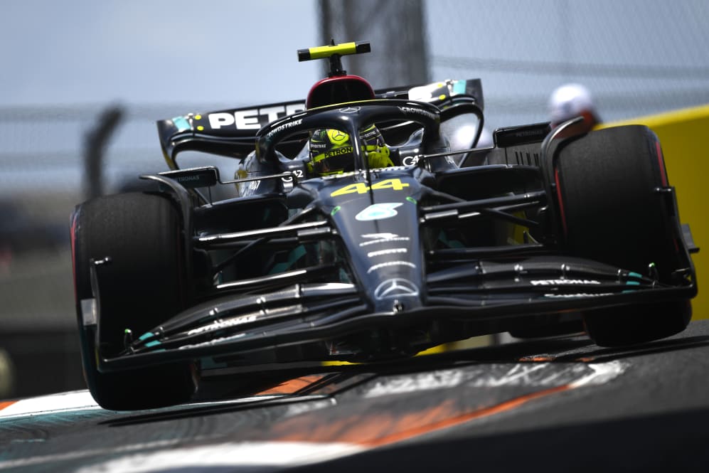 MIAMI, FL - 06 DE MAYO: Lewis Hamilton de Gran Bretaña conduciendo el (44) Mercedes AMG Petronas F1