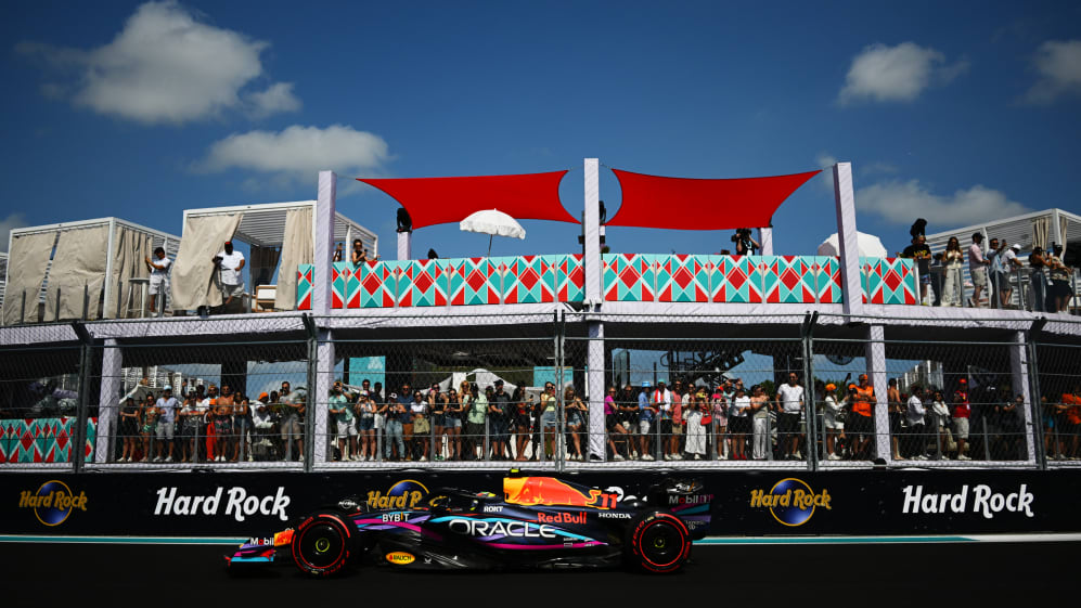 MIAMI, FL - 06 DE MAYO: Sergio Pérez de México conduciendo el (11) Oracle Red Bull Racing RB19 en