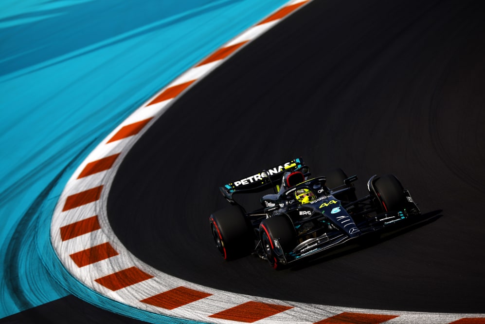 MIAMI, FL - 06 DE MAYO: Lewis Hamilton de Gran Bretaña conduciendo el (44) Mercedes AMG Petronas F1