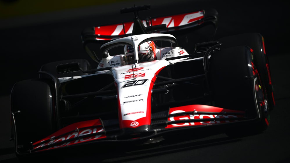 MIAMI, FL - 06 DE MAYO: Kevin Magnussen de Dinamarca conduciendo el (20) Haas F1 VF-23 Ferrari en la pista