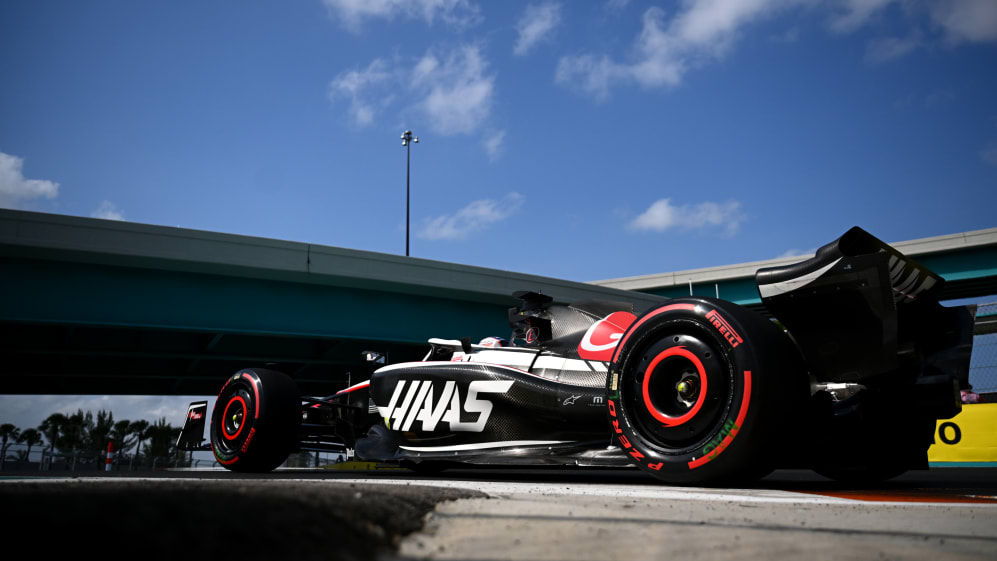 MIAMI, FL - 06 DE MAYO: Kevin Magnussen de Dinamarca conduciendo el (20) Haas F1 VF-23 Ferrari en la pista