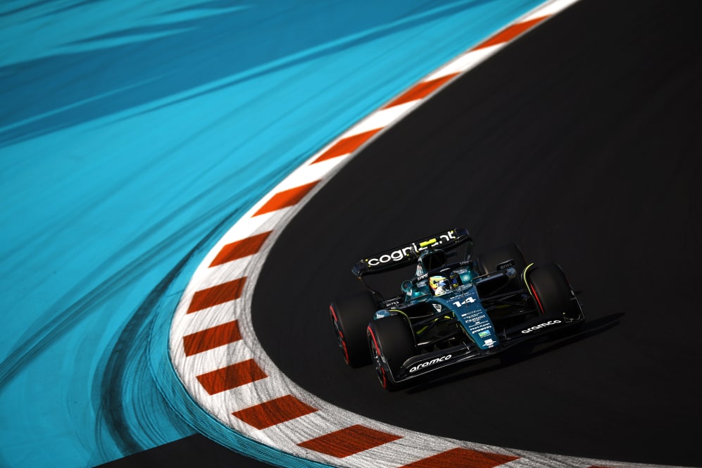 MIAMI, FLORIDA - 06 Mei: Fernando Alonso dari Spanyol mengendarai (14) Aston Martin AMR23 Mercedes di