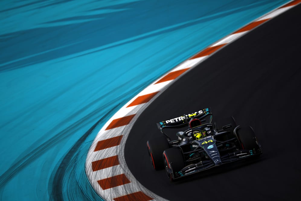 MIAMI, FL - 06 DE MAYO: Lewis Hamilton de Gran Bretaña conduciendo el (44) Mercedes AMG Petronas F1
