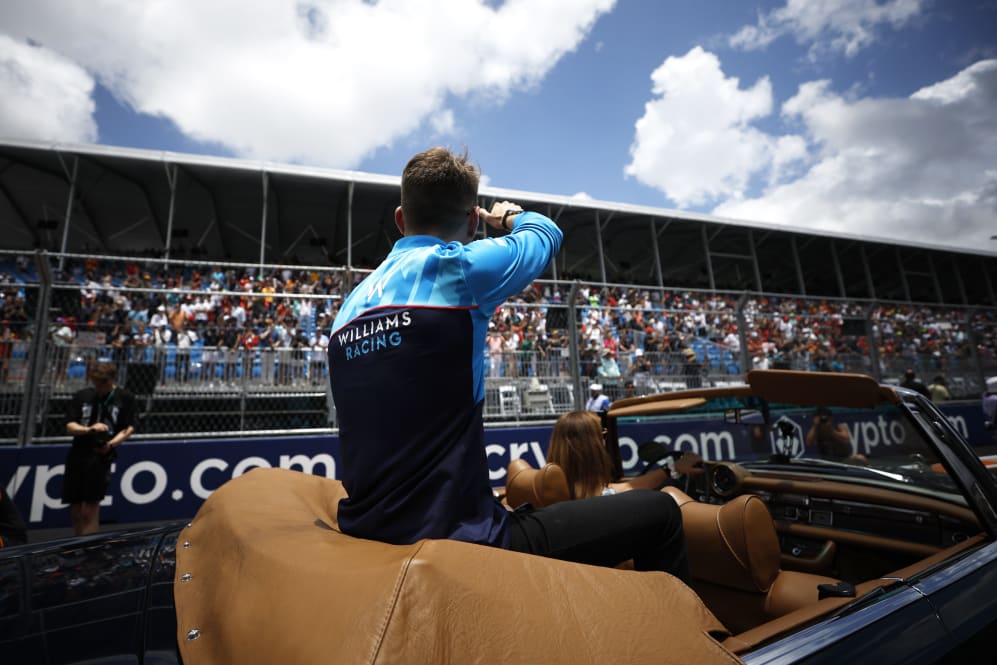 MIAMI, FLORIDA - 7 DE MAYO: Logan Sargeant de Estados Unidos y Williams saludan a la multitud en el