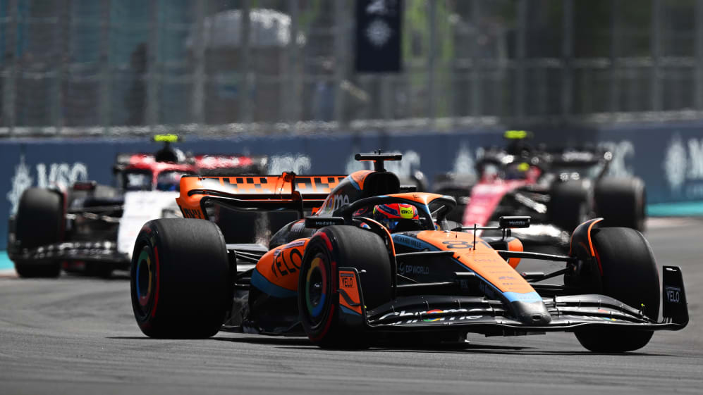 MIAMI, FLORIDA - 7 DE MAYO: Oscar Piastri de Australia conduciendo el (81) McLaren MCL60 Mercedes en