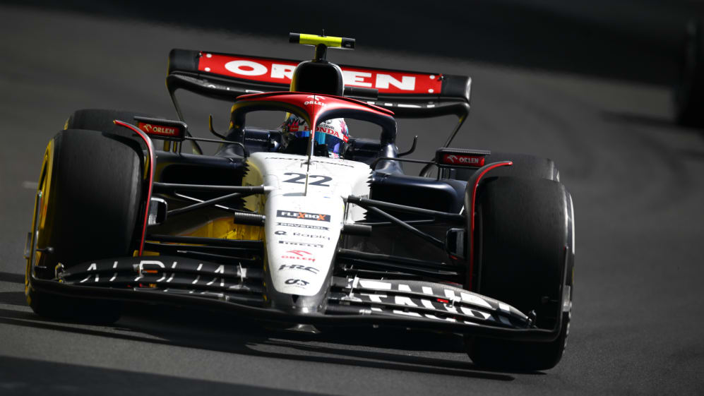 MIAMI, FL - 07 DE MAYO: Yuki Tsunoda de Japón conduciendo la (22) Scuderia AlphaTauri AT04 en la pista