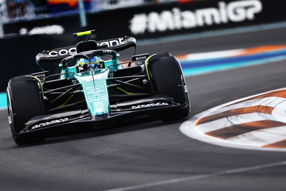 MIAMI, FL - 7 DE MAYO: Fernando Alonso de España conduciendo el (14) Aston Martin AMR23 Mercedes en