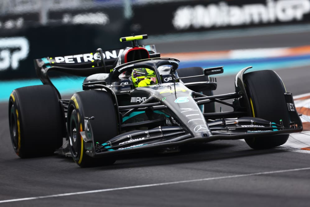 MIAMI, FL - 7 DE MAYO: Lewis Hamilton de Gran Bretaña conduciendo el (44) Mercedes AMG Petronas F1