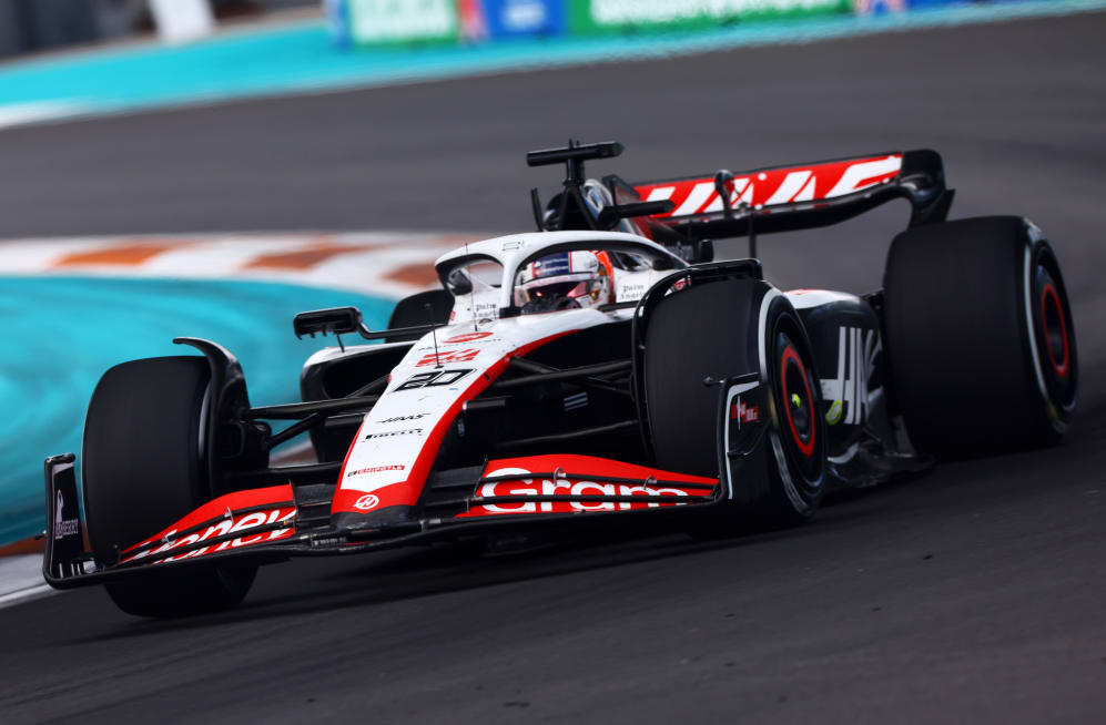 MIAMI, FL - 07 DE MAYO: Kevin Magnussen de Dinamarca conduciendo el (20) Haas F1 VF-23 Ferrari en la pista