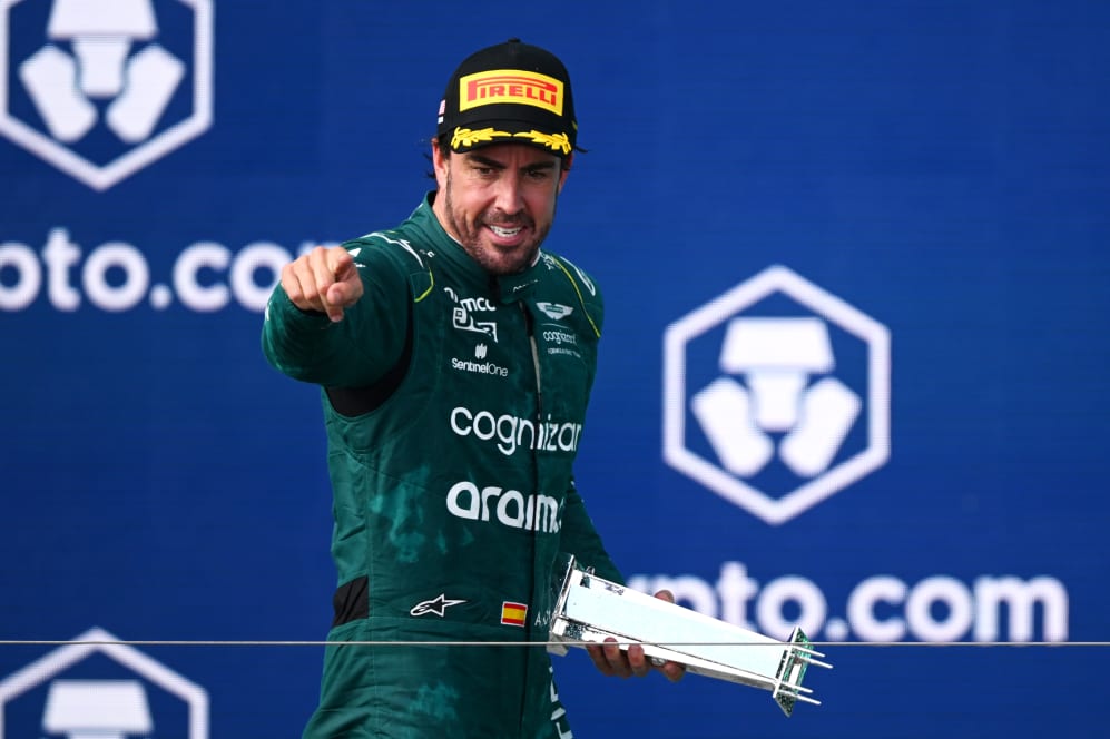 MIAMI, FL - 7 MEI: Fernando Alonso yang berada di posisi ketiga Spanyol dan Tim Formula 1 Aston Martin merayakannya