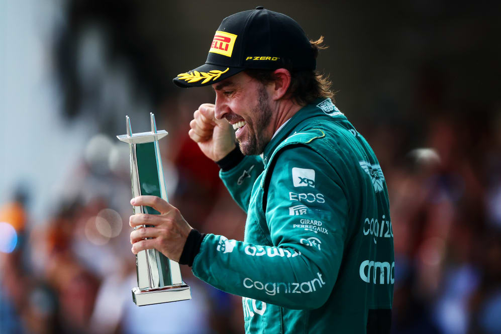 MIAMI, FLORIDA - 7 DE MAYO: El tercer clasificado Fernando Alonso de España y el equipo Aston Martin F1 celebran